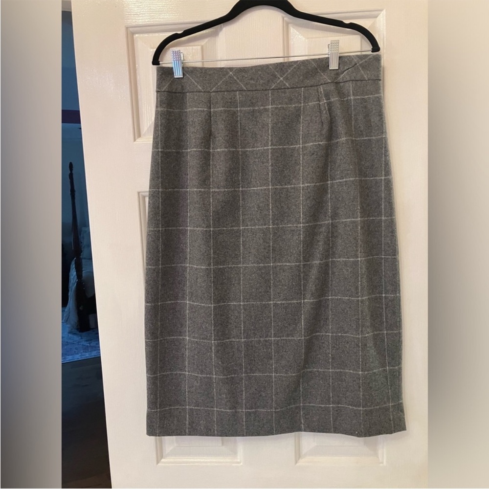 Chic Gray Checkered Pencil Skirt
Waist 32
Length 17